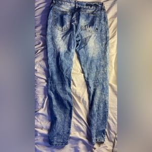 Washed.    size 7.     low rise.    skinny jeans